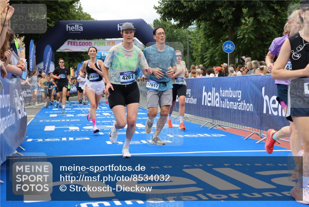 29.06.2025 - hella hamburg halbmarathon Strokosch-Dieckow http://msf.ph/oto/8534032 29.06.2025 10:57:05 Ziel 1387, 1485, 1877, 4167, 4261, 4299, 8669, 9884, 11143, 11212, 11612, 11638, 13691, 13750, 14139, 14408, 14588, 15110, 15726, 16470, 16909, 17617, 18208, 18719, 19091, 19184 meine-sportfotos.de