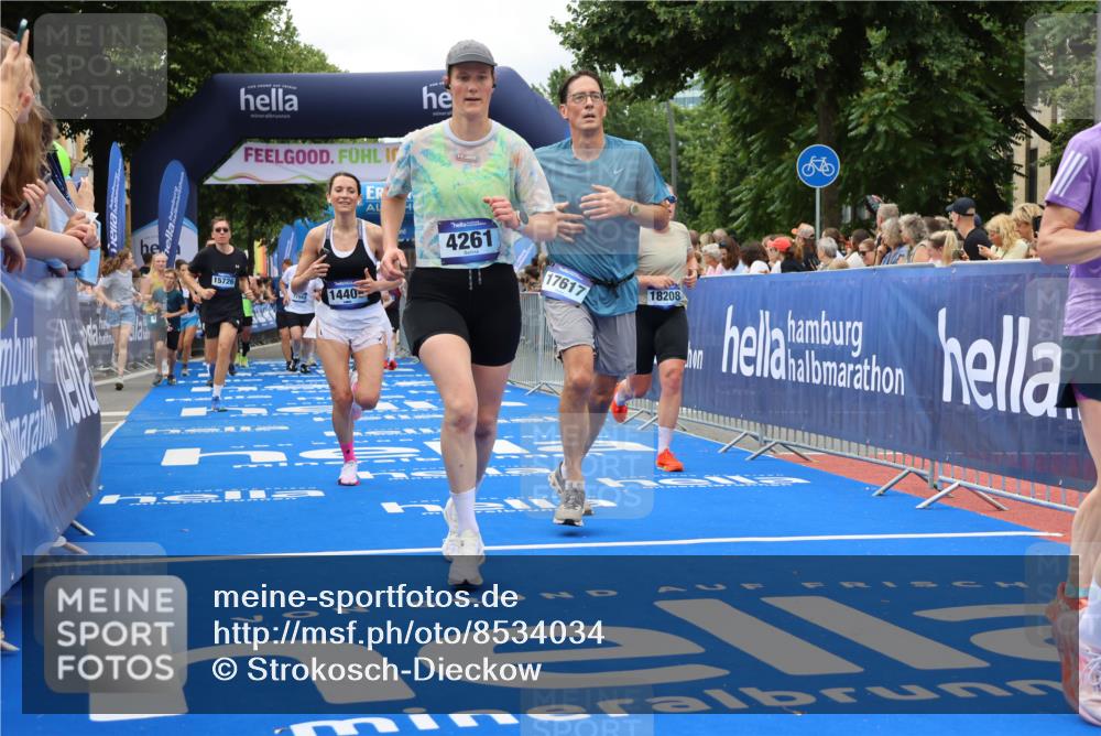 29.06.2025 - hella hamburg halbmarathon Strokosch-Dieckow http://msf.ph/oto/8534034 29.06.2025 10:57:05 Ziel 1387, 1485, 1877, 4167, 4261, 4299, 8669, 9884, 11143, 11212, 11612, 11638, 13691, 13750, 14139, 14408, 14588, 15110, 15726, 16470, 16909, 17617, 18208, 18719, 19091, 19184 meine-sportfotos.de