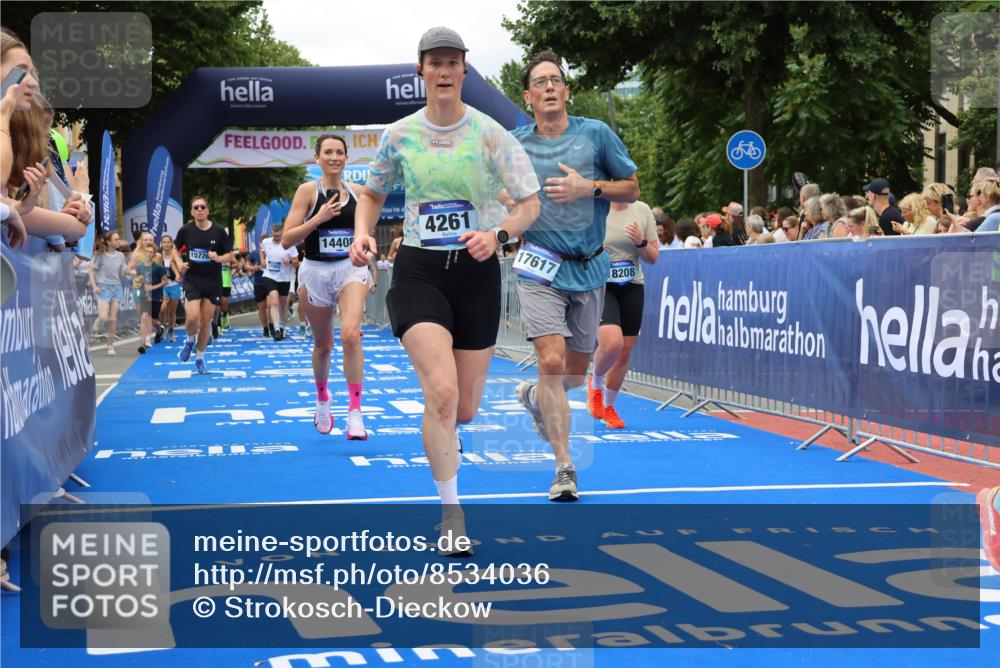 29.06.2025 - hella hamburg halbmarathon Strokosch-Dieckow http://msf.ph/oto/8534036 29.06.2025 10:57:05 Ziel 1387, 1485, 1877, 4167, 4261, 4299, 8669, 9884, 11143, 11212, 11612, 11638, 13691, 13750, 14139, 14408, 14588, 15110, 15726, 16470, 16909, 17617, 18208, 18719, 19091, 19184 meine-sportfotos.de