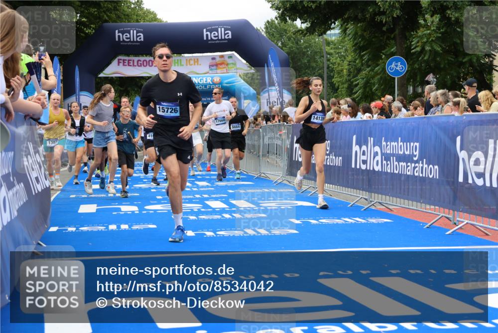 29.06.2025 - hella hamburg halbmarathon Strokosch-Dieckow http://msf.ph/oto/8534042 29.06.2025 10:57:08 Ziel 1387, 1485, 1877, 2676, 4167, 4261, 4940, 9577, 9884, 10383, 11143, 11590, 11612, 13691, 13750, 14139, 14408, 14588, 15110, 15664, 15726, 16909, 17617, 17660, 17848, 17993, 18208, 18719, 19184 meine-sportfotos.de