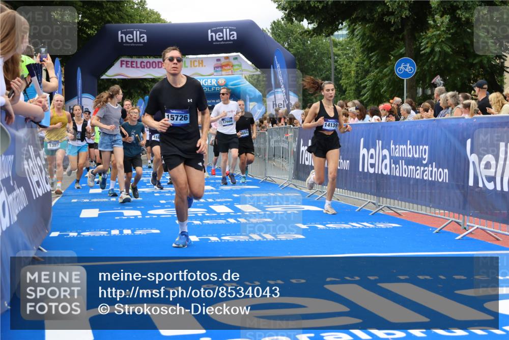 29.06.2025 - hella hamburg halbmarathon Strokosch-Dieckow http://msf.ph/oto/8534043 29.06.2025 10:57:08 Ziel 1387, 1485, 1877, 2676, 4167, 4261, 4940, 9577, 9884, 10383, 11143, 11590, 11612, 13691, 13750, 14139, 14408, 14588, 15110, 15664, 15726, 16909, 17617, 17660, 17848, 17993, 18208, 18719, 19184 meine-sportfotos.de