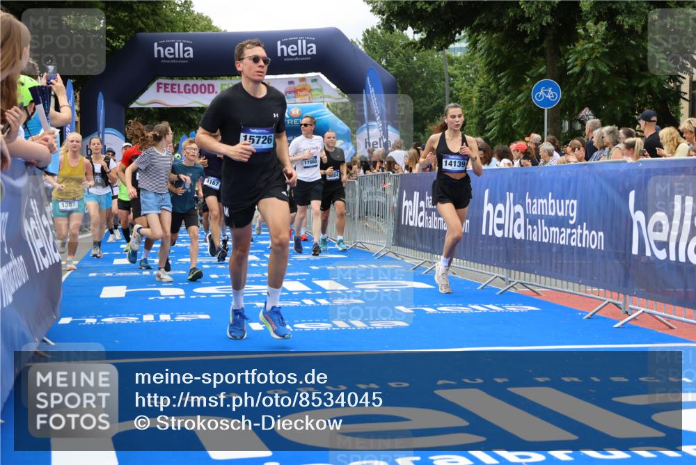 29.06.2025 - hella hamburg halbmarathon Strokosch-Dieckow http://msf.ph/oto/8534045 29.06.2025 10:57:08 Ziel 1387, 1485, 1877, 2676, 4167, 4261, 4940, 9577, 9884, 10383, 11143, 11590, 11612, 13691, 13750, 14139, 14408, 14588, 15110, 15664, 15726, 16909, 17617, 17660, 17848, 17993, 18208, 18719, 19184 meine-sportfotos.de