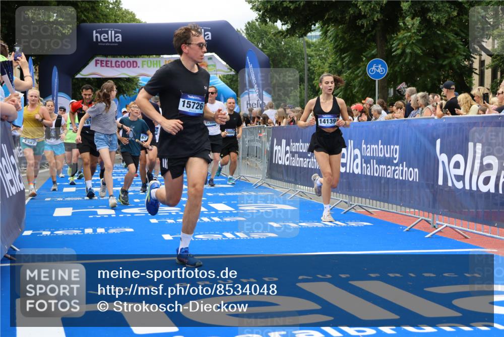 29.06.2025 - hella hamburg halbmarathon Strokosch-Dieckow http://msf.ph/oto/8534048 29.06.2025 10:57:08 Ziel 1387, 1485, 1877, 2676, 4167, 4261, 4940, 9577, 9884, 10383, 11143, 11590, 11612, 13691, 13750, 14139, 14408, 14588, 15110, 15664, 15726, 16909, 17617, 17660, 17848, 17993, 18208, 18719, 19184 meine-sportfotos.de