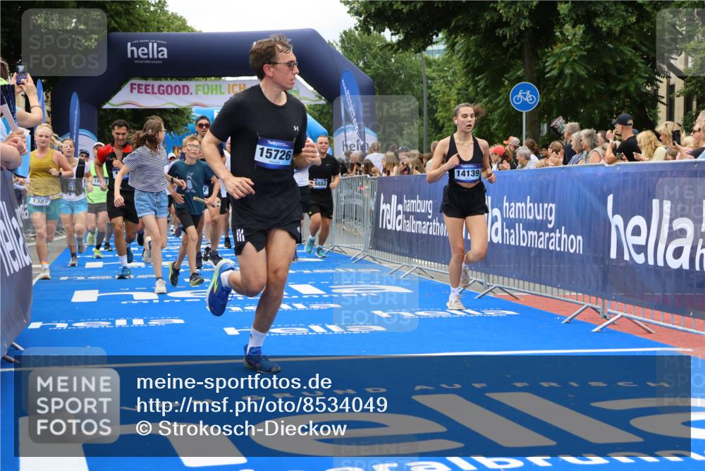 29.06.2025 - hella hamburg halbmarathon Strokosch-Dieckow http://msf.ph/oto/8534049 29.06.2025 10:57:08 Ziel 1387, 1485, 1877, 2676, 4167, 4261, 4940, 9577, 9884, 10383, 11143, 11590, 11612, 13691, 13750, 14139, 14408, 14588, 15110, 15664, 15726, 16909, 17617, 17660, 17848, 17993, 18208, 18719, 19184 meine-sportfotos.de
