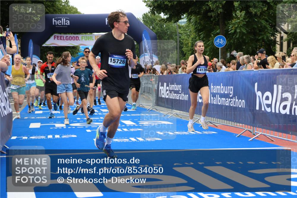 29.06.2025 - hella hamburg halbmarathon Strokosch-Dieckow http://msf.ph/oto/8534050 29.06.2025 10:57:08 Ziel 1387, 1485, 1877, 2676, 4167, 4261, 4940, 9577, 9884, 10383, 11143, 11590, 11612, 13691, 13750, 14139, 14408, 14588, 15110, 15664, 15726, 16909, 17617, 17660, 17848, 17993, 18208, 18719, 19184 meine-sportfotos.de