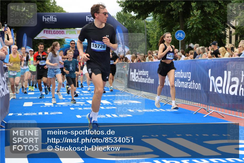 29.06.2025 - hella hamburg halbmarathon Strokosch-Dieckow http://msf.ph/oto/8534051 29.06.2025 10:57:08 Ziel 1387, 1485, 1877, 2676, 4167, 4261, 4940, 9577, 9884, 10383, 11143, 11590, 11612, 13691, 13750, 14139, 14408, 14588, 15110, 15664, 15726, 16909, 17617, 17660, 17848, 17993, 18208, 18719, 19184 meine-sportfotos.de