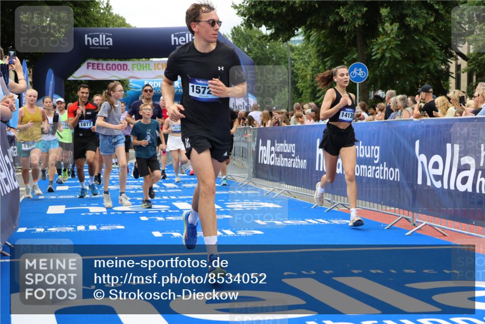 29.06.2025 - hella hamburg halbmarathon Strokosch-Dieckow http://msf.ph/oto/8534052 29.06.2025 10:57:09 Ziel 1387, 1877, 2676, 4167, 4261, 4940, 8585, 9577, 9884, 10383, 11143, 11590, 11612, 13691, 13750, 14139, 14408, 14588, 15110, 15229, 15664, 15726, 16909, 17617, 17660, 17848, 17993, 18208, 19184 meine-sportfotos.de