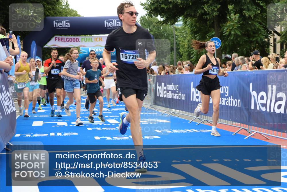 29.06.2025 - hella hamburg halbmarathon Strokosch-Dieckow http://msf.ph/oto/8534053 29.06.2025 10:57:09 Ziel 1387, 1877, 2676, 4167, 4261, 4940, 8585, 9577, 9884, 10383, 11143, 11590, 11612, 13691, 13750, 14139, 14408, 14588, 15110, 15229, 15664, 15726, 16909, 17617, 17660, 17848, 17993, 18208, 19184 meine-sportfotos.de
