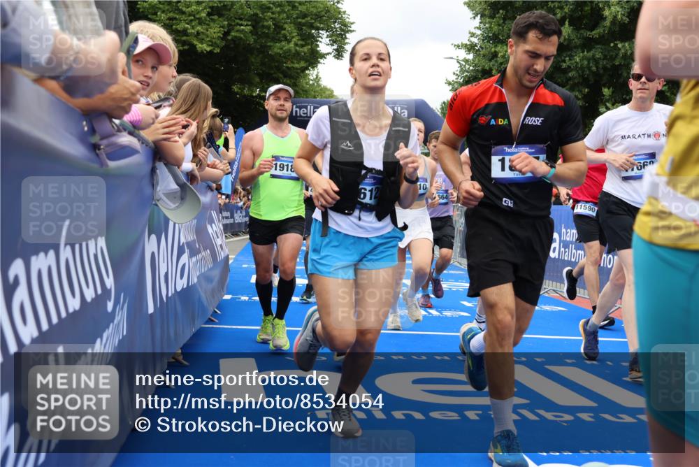 29.06.2025 - hella hamburg halbmarathon Strokosch-Dieckow http://msf.ph/oto/8534054 29.06.2025 10:57:12 Ziel 1387, 1877, 2417, 2676, 4167, 4261, 4940, 8585, 9450, 9577, 9884, 9934, 10383, 11590, 11612, 12014, 12590, 13750, 14139, 14588, 15110, 15229, 15664, 15726, 16625, 17617, 17660, 17779, 17848, 17993, 18208, 19184 meine-sportfotos.de