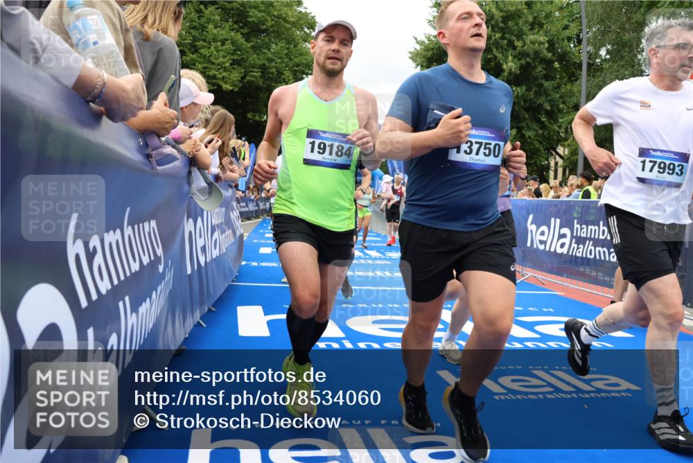 29.06.2025 - hella hamburg halbmarathon Strokosch-Dieckow http://msf.ph/oto/8534060 29.06.2025 10:57:13 Ziel 1387, 1877, 2417, 2676, 4167, 4261, 4940, 8585, 9450, 9577, 9884, 9934, 10383, 11590, 11612, 12014, 12590, 13664, 13750, 14139, 15110, 15229, 15664, 15726, 16625, 17660, 17779, 17848, 17993, 18208, 19184 meine-sportfotos.de