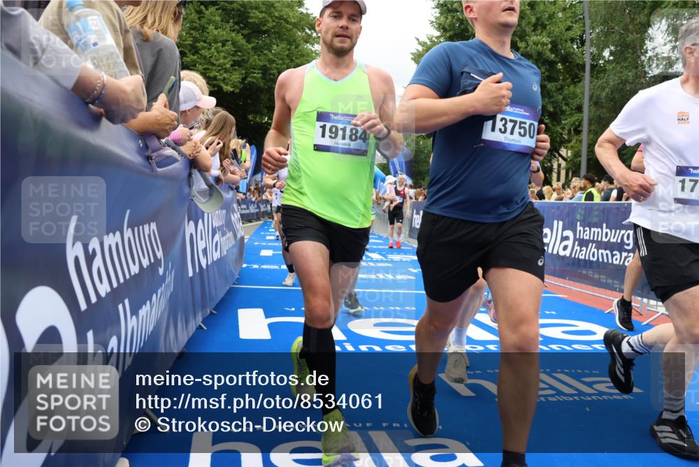 29.06.2025 - hella hamburg halbmarathon Strokosch-Dieckow http://msf.ph/oto/8534061 29.06.2025 10:57:13 Ziel 1387, 1877, 2417, 2676, 4167, 4261, 4940, 8585, 9450, 9577, 9884, 9934, 10383, 11590, 11612, 12014, 12590, 13664, 13750, 14139, 15110, 15229, 15664, 15726, 16625, 17660, 17779, 17848, 17993, 18208, 19184 meine-sportfotos.de