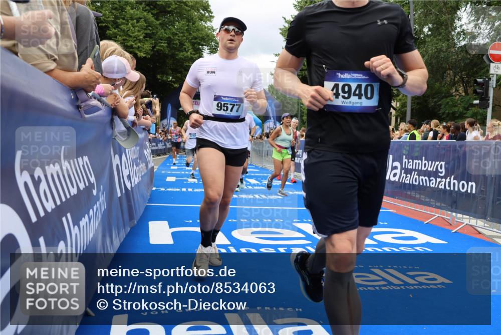 29.06.2025 - hella hamburg halbmarathon Strokosch-Dieckow http://msf.ph/oto/8534063 29.06.2025 10:57:14 Ziel 1387, 1877, 2417, 2676, 4167, 4940, 5926, 6272, 8585, 9450, 9577, 9884, 9934, 10383, 11590, 11612, 12014, 12590, 13664, 13750, 14139, 15110, 15229, 15664, 15726, 16625, 17660, 17779, 17848, 17993, 19184 meine-sportfotos.de