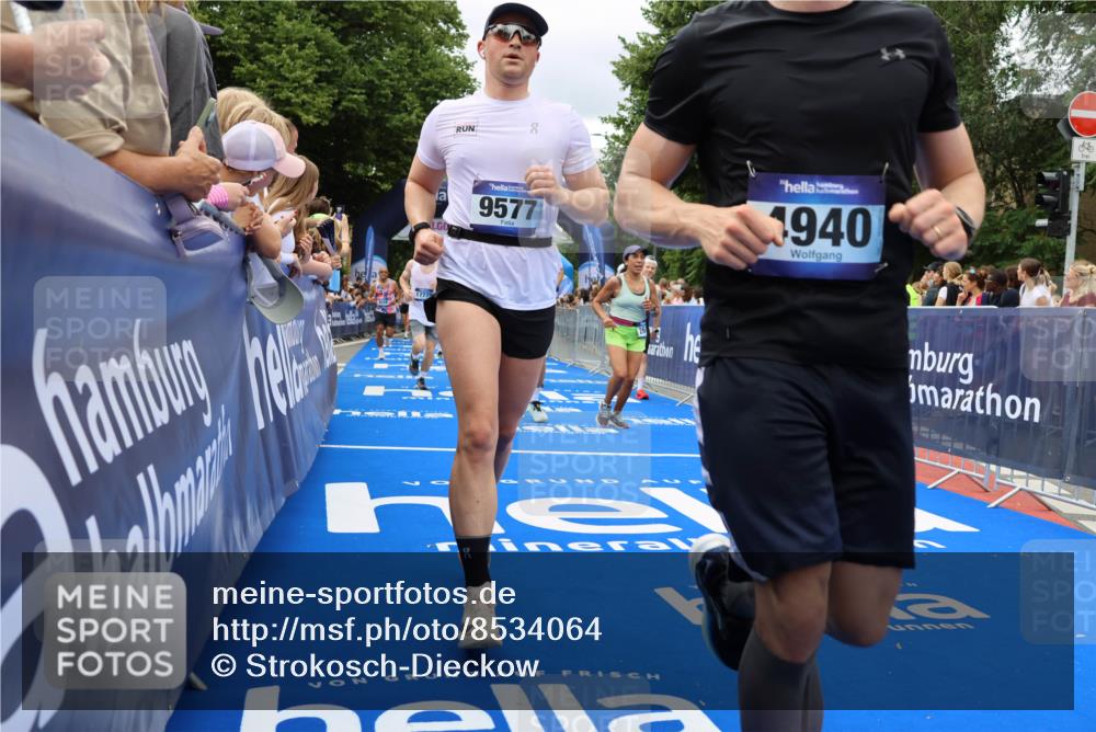 29.06.2025 - hella hamburg halbmarathon Strokosch-Dieckow http://msf.ph/oto/8534064 29.06.2025 10:57:14 Ziel 1387, 1877, 2417, 2676, 4167, 4940, 5926, 6272, 8585, 9450, 9577, 9884, 9934, 10383, 11590, 11612, 12014, 12590, 13664, 13750, 14139, 15110, 15229, 15664, 15726, 16625, 17660, 17779, 17848, 17993, 19184 meine-sportfotos.de