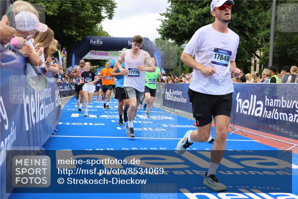 29.06.2025 - hella hamburg halbmarathon Strokosch-Dieckow http://msf.ph/oto/8534069 29.06.2025 10:57:16 Ziel 1387, 1877, 2417, 2676, 4167, 4940, 5926, 6272, 8585, 9450, 9577, 9884, 9934, 10383, 11590, 11612, 12014, 12590, 13664, 13750, 14139, 15110, 15229, 15664, 16625, 16830, 17160, 17660, 17779, 17848, 17993, 19184 meine-sportfotos.de