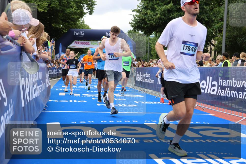 29.06.2025 - hella hamburg halbmarathon Strokosch-Dieckow http://msf.ph/oto/8534070 29.06.2025 10:57:16 Ziel 1387, 1877, 2417, 2676, 4167, 4940, 5926, 6272, 8585, 9450, 9577, 9884, 9934, 10383, 11590, 11612, 12014, 12590, 13664, 13750, 14139, 15110, 15229, 15664, 16625, 16830, 17160, 17660, 17779, 17848, 17993, 19184 meine-sportfotos.de