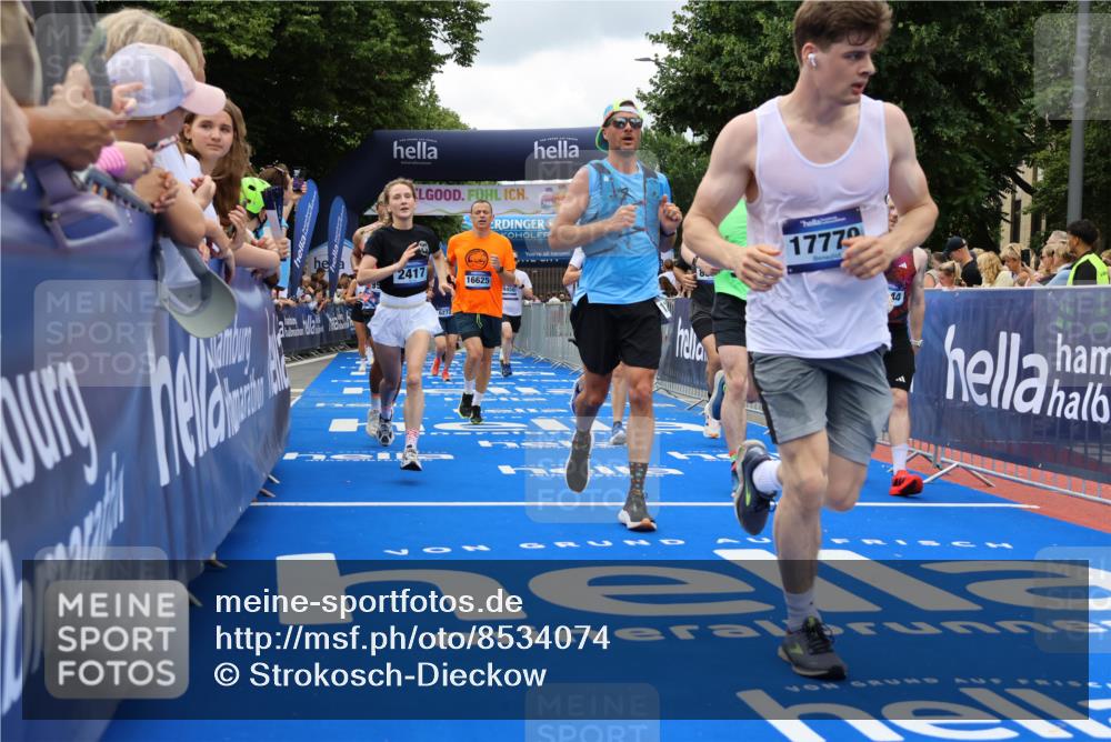 29.06.2025 - hella hamburg halbmarathon Strokosch-Dieckow http://msf.ph/oto/8534074 29.06.2025 10:57:17 Ziel 1387, 1877, 2417, 2676, 4167, 4940, 5926, 6272, 8585, 9450, 9577, 9727, 9884, 9934, 10383, 11590, 11612, 12014, 12590, 13664, 13750, 15110, 15229, 15664, 16625, 16830, 17160, 17660, 17779, 17848, 17993, 19184 meine-sportfotos.de