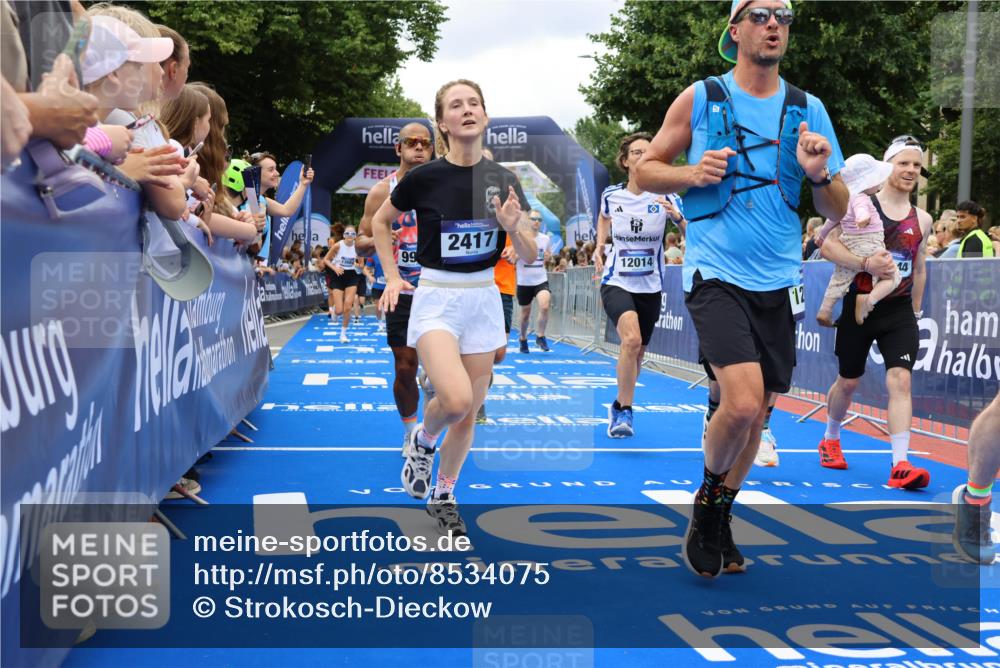 29.06.2025 - hella hamburg halbmarathon Strokosch-Dieckow http://msf.ph/oto/8534075 29.06.2025 10:57:18 Ziel 1387, 1877, 2417, 2676, 4167, 4940, 5926, 6272, 8585, 9450, 9577, 9727, 9884, 9934, 10383, 11590, 11612, 12014, 12590, 13394, 13664, 13750, 15110, 15229, 15664, 16625, 16830, 17160, 17660, 17779, 17828, 17848, 17993, 19184 meine-sportfotos.de