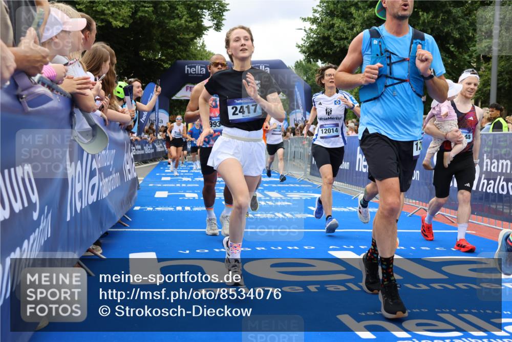 29.06.2025 - hella hamburg halbmarathon Strokosch-Dieckow http://msf.ph/oto/8534076 29.06.2025 10:57:18 Ziel 1387, 1877, 2417, 2676, 4167, 4940, 5926, 6272, 8585, 9450, 9577, 9727, 9884, 9934, 10383, 11590, 11612, 12014, 12590, 13394, 13664, 13750, 15110, 15229, 15664, 16625, 16830, 17160, 17660, 17779, 17828, 17848, 17993, 19184 meine-sportfotos.de
