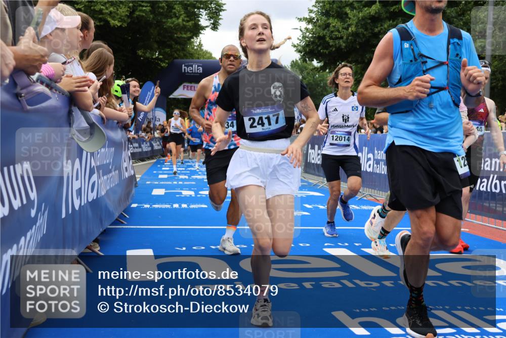 29.06.2025 - hella hamburg halbmarathon Strokosch-Dieckow http://msf.ph/oto/8534079 29.06.2025 10:57:18 Ziel 1387, 1877, 2417, 2676, 4167, 4940, 5926, 6272, 8585, 9450, 9577, 9727, 9884, 9934, 10383, 11590, 11612, 12014, 12590, 13394, 13664, 13750, 15110, 15229, 15664, 16625, 16830, 17160, 17660, 17779, 17828, 17848, 17993, 19184 meine-sportfotos.de