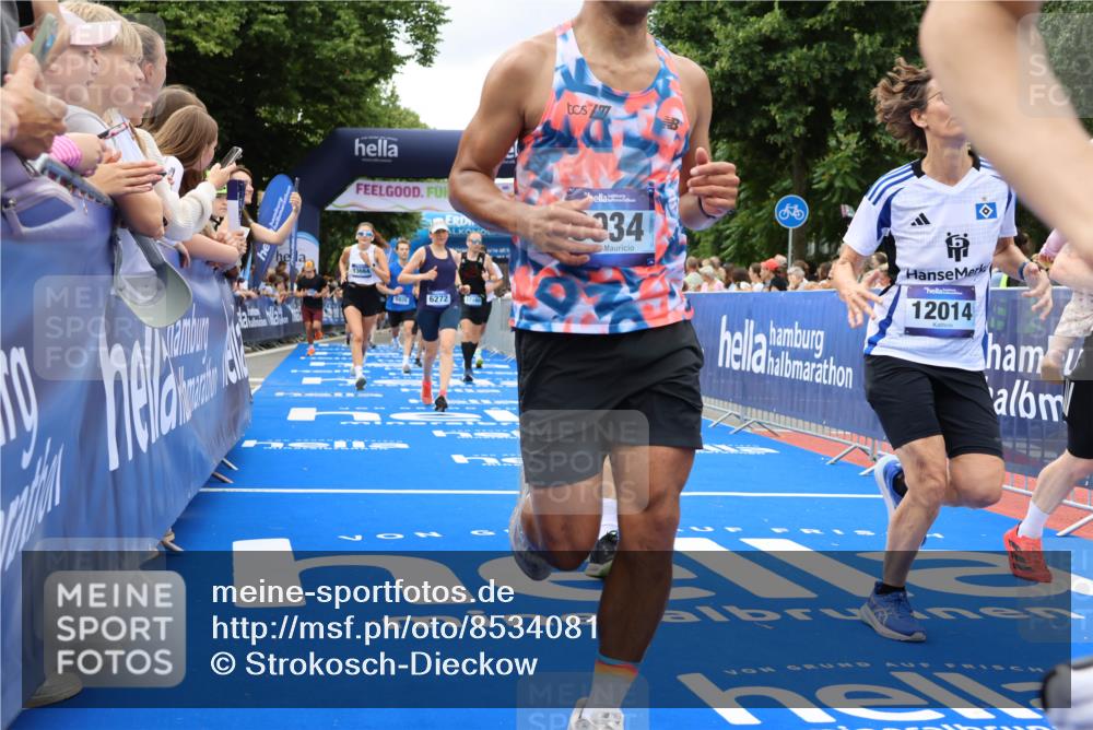 29.06.2025 - hella hamburg halbmarathon Strokosch-Dieckow http://msf.ph/oto/8534081 29.06.2025 10:57:19 Ziel 1877, 2417, 2676, 4940, 5926, 6272, 6281, 6302, 8585, 9450, 9577, 9727, 9934, 10383, 11590, 12014, 12590, 13394, 13664, 13750, 15110, 15229, 15664, 15695, 16625, 16830, 17160, 17660, 17779, 17828, 17848, 17993, 19184 meine-sportfotos.de