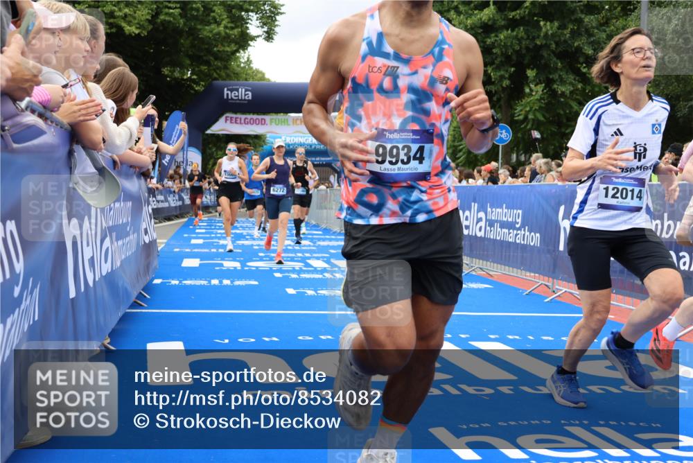 29.06.2025 - hella hamburg halbmarathon Strokosch-Dieckow http://msf.ph/oto/8534082 29.06.2025 10:57:19 Ziel 1877, 2417, 2676, 4940, 5926, 6272, 6281, 6302, 8585, 9450, 9577, 9727, 9934, 10383, 11590, 12014, 12590, 13394, 13664, 13750, 15110, 15229, 15664, 15695, 16625, 16830, 17160, 17660, 17779, 17828, 17848, 17993, 19184 meine-sportfotos.de
