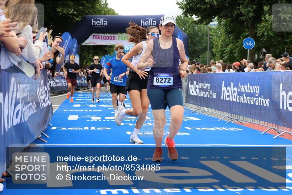 29.06.2025 - hella hamburg halbmarathon Strokosch-Dieckow http://msf.ph/oto/8534085 29.06.2025 10:57:21 Ziel 2417, 2676, 3435, 5926, 6272, 6281, 6302, 8393, 8585, 9450, 9577, 9727, 9934, 10383, 11590, 12014, 12144, 12590, 13394, 13664, 15229, 15695, 16093, 16625, 16830, 17160, 17758, 17779, 17828, 17848 meine-sportfotos.de