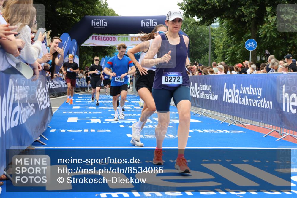 29.06.2025 - hella hamburg halbmarathon Strokosch-Dieckow http://msf.ph/oto/8534086 29.06.2025 10:57:21 Ziel 2417, 2676, 3435, 5926, 6272, 6281, 6302, 8393, 8585, 9450, 9577, 9727, 9934, 10383, 11590, 12014, 12144, 12590, 13394, 13664, 15229, 15695, 16093, 16625, 16830, 17160, 17758, 17779, 17828, 17848 meine-sportfotos.de
