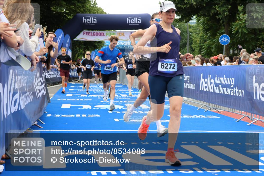 29.06.2025 - hella hamburg halbmarathon Strokosch-Dieckow http://msf.ph/oto/8534088 29.06.2025 10:57:21 Ziel 2417, 2676, 3435, 5926, 6272, 6281, 6302, 8393, 8585, 9450, 9577, 9727, 9934, 10383, 11590, 12014, 12144, 12590, 13394, 13664, 15229, 15695, 16093, 16625, 16830, 17160, 17758, 17779, 17828, 17848 meine-sportfotos.de