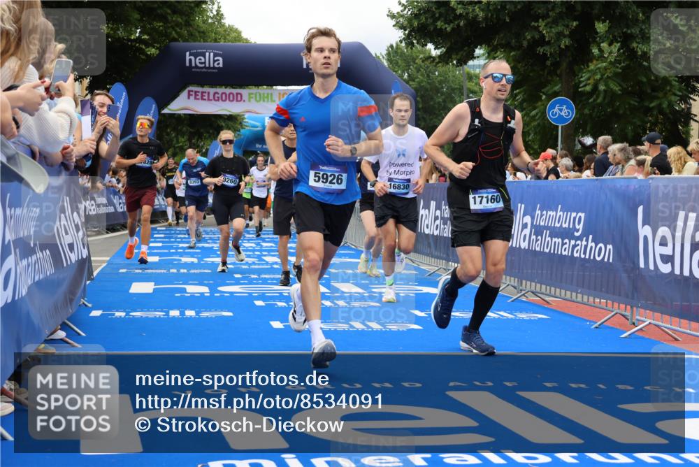 29.06.2025 - hella hamburg halbmarathon Strokosch-Dieckow http://msf.ph/oto/8534091 29.06.2025 10:57:22 Ziel 2417, 2676, 3435, 5926, 6272, 6281, 6302, 8393, 8585, 9450, 9727, 9934, 10383, 12014, 12144, 12590, 13394, 13664, 15229, 15695, 16093, 16625, 16830, 17160, 17758, 17779, 17828, 17848 meine-sportfotos.de
