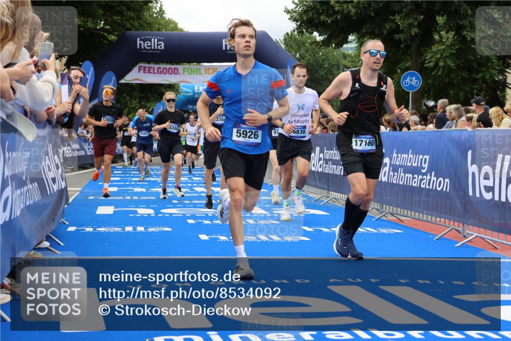 29.06.2025 - hella hamburg halbmarathon Strokosch-Dieckow http://msf.ph/oto/8534092 29.06.2025 10:57:22 Ziel 2417, 2676, 3435, 5926, 6272, 6281, 6302, 8393, 8585, 9450, 9727, 9934, 10383, 12014, 12144, 12590, 13394, 13664, 15229, 15695, 16093, 16625, 16830, 17160, 17758, 17779, 17828, 17848 meine-sportfotos.de