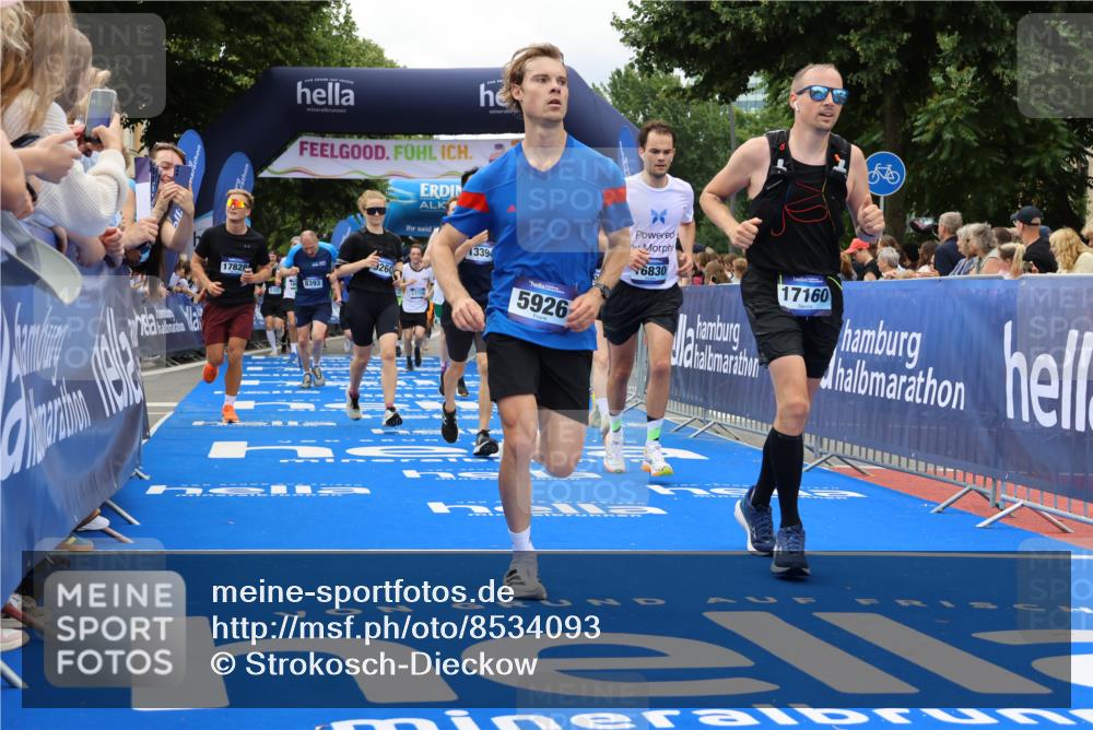 29.06.2025 - hella hamburg halbmarathon Strokosch-Dieckow http://msf.ph/oto/8534093 29.06.2025 10:57:22 Ziel 2417, 2676, 3435, 5926, 6272, 6281, 6302, 8393, 8585, 9450, 9727, 9934, 10383, 12014, 12144, 12590, 13394, 13664, 15229, 15695, 16093, 16625, 16830, 17160, 17758, 17779, 17828, 17848 meine-sportfotos.de