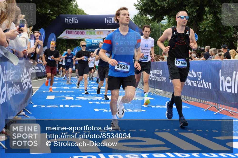 29.06.2025 - hella hamburg halbmarathon Strokosch-Dieckow http://msf.ph/oto/8534094 29.06.2025 10:57:22 Ziel 2417, 2676, 3435, 5926, 6272, 6281, 6302, 8393, 8585, 9450, 9727, 9934, 10383, 12014, 12144, 12590, 13394, 13664, 15229, 15695, 16093, 16625, 16830, 17160, 17758, 17779, 17828, 17848 meine-sportfotos.de