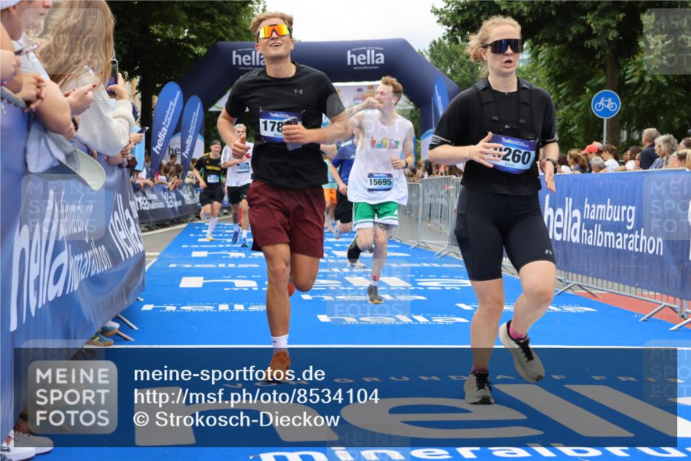 29.06.2025 - hella hamburg halbmarathon Strokosch-Dieckow http://msf.ph/oto/8534104 29.06.2025 10:57:25 Ziel 2236, 3435, 4502, 5015, 5134, 5728, 5926, 6272, 6281, 6302, 8393, 9450, 9727, 12014, 12144, 12590, 13245, 13394, 13664, 15695, 16093, 16625, 16830, 17160, 17758, 17828 meine-sportfotos.de