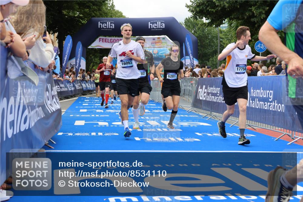 29.06.2025 - hella hamburg halbmarathon Strokosch-Dieckow http://msf.ph/oto/8534110 29.06.2025 10:57:27 Ziel 2236, 2652, 3435, 4502, 5015, 5134, 5457, 5458, 5728, 5926, 6272, 6281, 6302, 8393, 9727, 12144, 13245, 13394, 13664, 15695, 16093, 16830, 17160, 17758, 17828 meine-sportfotos.de