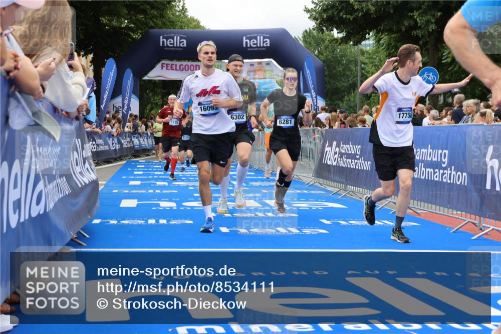 29.06.2025 - hella hamburg halbmarathon Strokosch-Dieckow http://msf.ph/oto/8534111 29.06.2025 10:57:27 Ziel 2236, 2652, 3435, 4502, 5015, 5134, 5457, 5458, 5728, 5926, 6272, 6281, 6302, 8393, 9727, 12144, 13245, 13394, 13664, 15695, 16093, 16830, 17160, 17758, 17828 meine-sportfotos.de