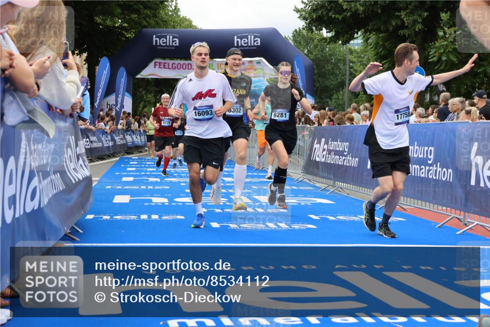 29.06.2025 - hella hamburg halbmarathon Strokosch-Dieckow http://msf.ph/oto/8534112 29.06.2025 10:57:28 Ziel 1239, 2236, 2652, 3435, 4502, 5015, 5134, 5457, 5458, 5728, 5926, 6272, 6281, 6302, 8393, 9727, 12144, 13245, 13394, 14571, 15695, 16093, 16830, 17160, 17758, 17828 meine-sportfotos.de