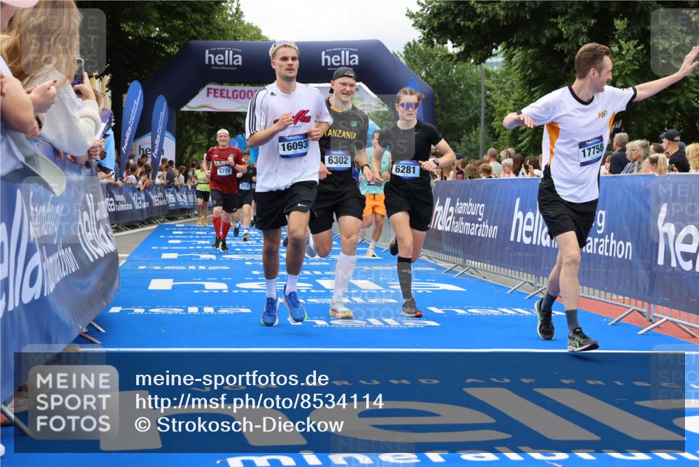 29.06.2025 - hella hamburg halbmarathon Strokosch-Dieckow http://msf.ph/oto/8534114 29.06.2025 10:57:28 Ziel 1239, 2236, 2652, 3435, 4502, 5015, 5134, 5457, 5458, 5728, 5926, 6272, 6281, 6302, 8393, 9727, 12144, 13245, 13394, 14571, 15695, 16093, 16830, 17160, 17758, 17828 meine-sportfotos.de