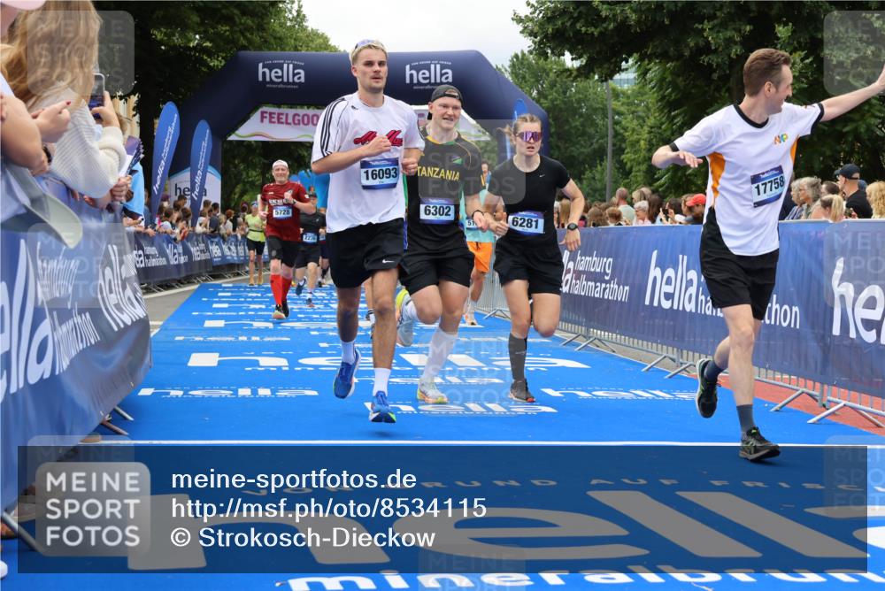 29.06.2025 - hella hamburg halbmarathon Strokosch-Dieckow http://msf.ph/oto/8534115 29.06.2025 10:57:28 Ziel 1239, 2236, 2652, 3435, 4502, 5015, 5134, 5457, 5458, 5728, 5926, 6272, 6281, 6302, 8393, 9727, 12144, 13245, 13394, 14571, 15695, 16093, 16830, 17160, 17758, 17828 meine-sportfotos.de