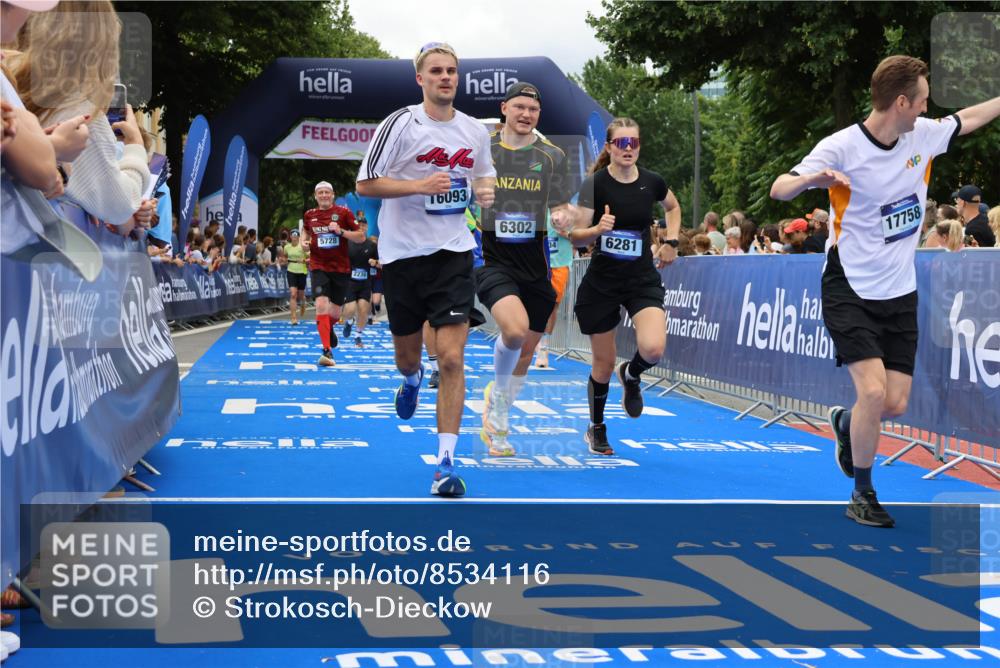 29.06.2025 - hella hamburg halbmarathon Strokosch-Dieckow http://msf.ph/oto/8534116 29.06.2025 10:57:28 Ziel 1239, 2236, 2652, 3435, 4502, 5015, 5134, 5457, 5458, 5728, 5926, 6272, 6281, 6302, 8393, 9727, 12144, 13245, 13394, 14571, 15695, 16093, 16830, 17160, 17758, 17828 meine-sportfotos.de