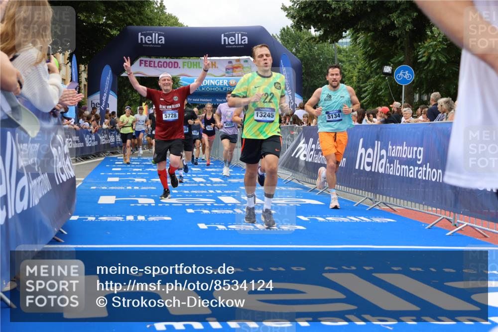 29.06.2025 - hella hamburg halbmarathon Strokosch-Dieckow http://msf.ph/oto/8534124 29.06.2025 10:57:29 Ziel 1239, 2236, 2652, 3435, 4502, 5015, 5134, 5457, 5458, 5728, 6281, 6302, 8393, 9727, 12144, 13245, 13394, 14571, 14951, 15695, 16093, 16830, 17160, 17758, 17769, 17828 meine-sportfotos.de