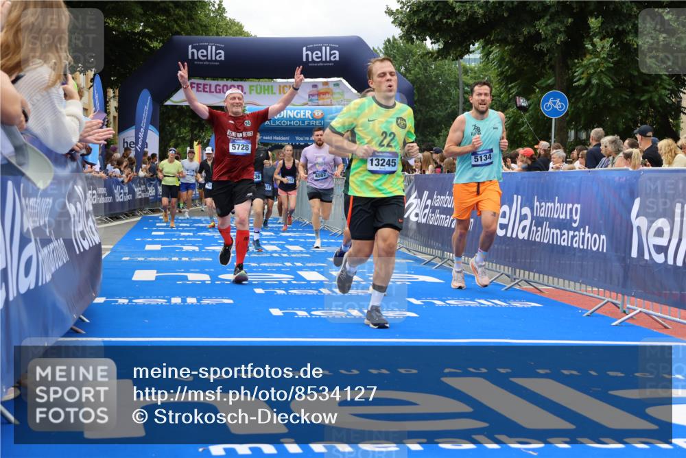 29.06.2025 - hella hamburg halbmarathon Strokosch-Dieckow http://msf.ph/oto/8534127 29.06.2025 10:57:30 Ziel 1239, 2236, 2652, 3435, 4502, 5015, 5134, 5457, 5458, 5728, 6281, 6302, 8393, 9727, 12144, 13245, 13394, 14571, 14951, 15220, 15695, 16093, 16830, 17160, 17758, 17769, 17814, 17828 meine-sportfotos.de
