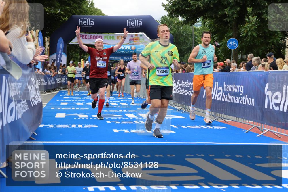 29.06.2025 - hella hamburg halbmarathon Strokosch-Dieckow http://msf.ph/oto/8534128 29.06.2025 10:57:30 Ziel 1239, 2236, 2652, 3435, 4502, 5015, 5134, 5457, 5458, 5728, 6281, 6302, 8393, 9727, 12144, 13245, 13394, 14571, 14951, 15220, 15695, 16093, 16830, 17160, 17758, 17769, 17814, 17828 meine-sportfotos.de