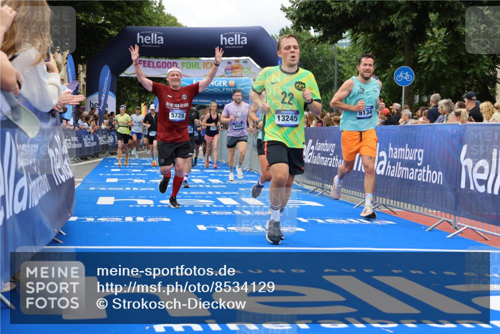 29.06.2025 - hella hamburg halbmarathon Strokosch-Dieckow http://msf.ph/oto/8534129 29.06.2025 10:57:30 Ziel 1239, 2236, 2652, 3435, 4502, 5015, 5134, 5457, 5458, 5728, 6281, 6302, 8393, 9727, 12144, 13245, 13394, 14571, 14951, 15220, 15695, 16093, 16830, 17160, 17758, 17769, 17814, 17828 meine-sportfotos.de