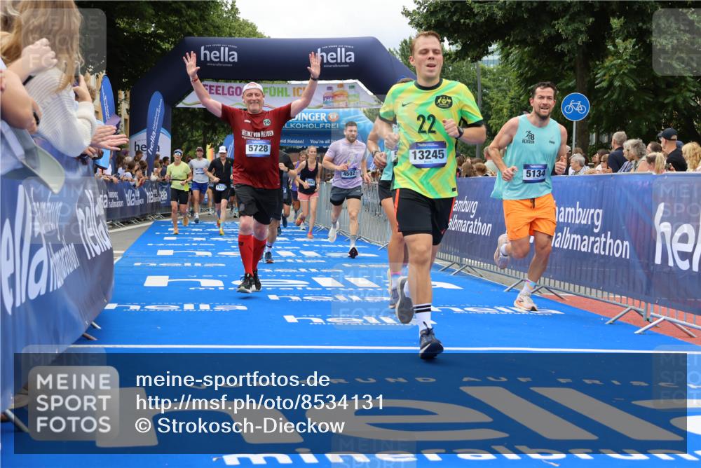 29.06.2025 - hella hamburg halbmarathon Strokosch-Dieckow http://msf.ph/oto/8534131 29.06.2025 10:57:30 Ziel 1239, 2236, 2652, 3435, 4502, 5015, 5134, 5457, 5458, 5728, 6281, 6302, 8393, 9727, 12144, 13245, 13394, 14571, 14951, 15220, 15695, 16093, 16830, 17160, 17758, 17769, 17814, 17828 meine-sportfotos.de