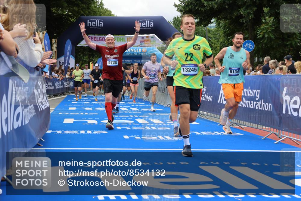 29.06.2025 - hella hamburg halbmarathon Strokosch-Dieckow http://msf.ph/oto/8534132 29.06.2025 10:57:30 Ziel 1239, 2236, 2652, 3435, 4502, 5015, 5134, 5457, 5458, 5728, 6281, 6302, 8393, 9727, 12144, 13245, 13394, 14571, 14951, 15220, 15695, 16093, 16830, 17160, 17758, 17769, 17814, 17828 meine-sportfotos.de