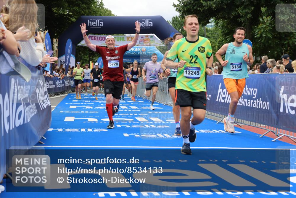 29.06.2025 - hella hamburg halbmarathon Strokosch-Dieckow http://msf.ph/oto/8534133 29.06.2025 10:57:30 Ziel 1239, 2236, 2652, 3435, 4502, 5015, 5134, 5457, 5458, 5728, 6281, 6302, 8393, 9727, 12144, 13245, 13394, 14571, 14951, 15220, 15695, 16093, 16830, 17160, 17758, 17769, 17814, 17828 meine-sportfotos.de
