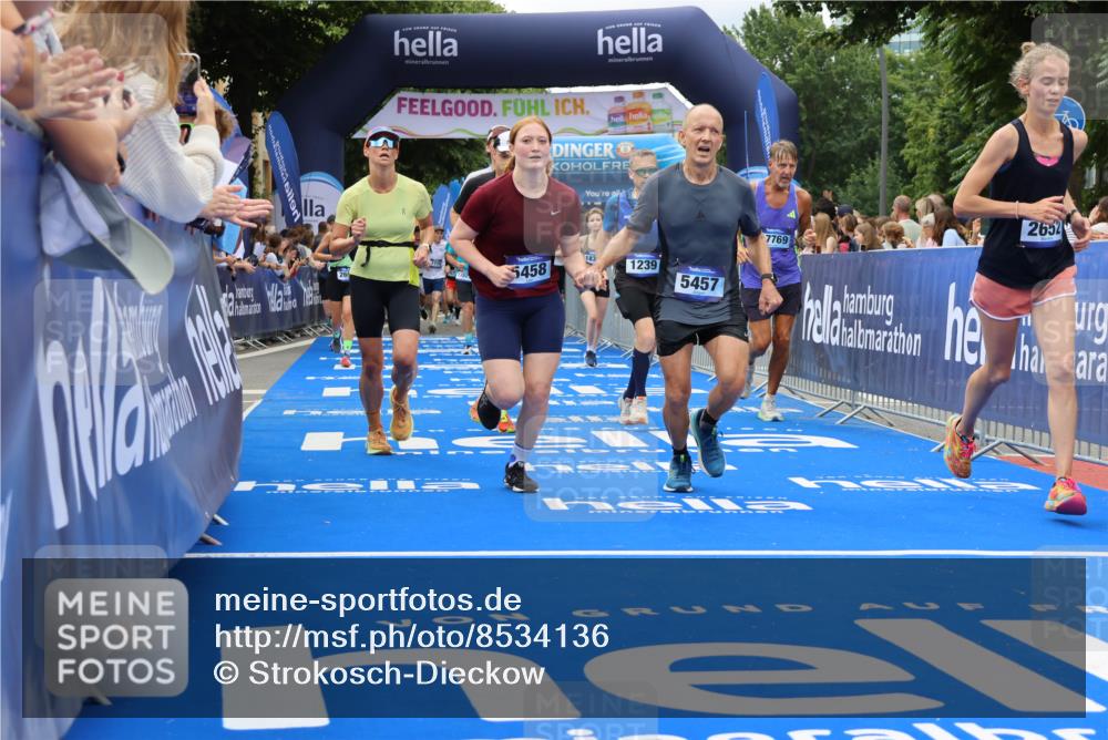 29.06.2025 - hella hamburg halbmarathon Strokosch-Dieckow http://msf.ph/oto/8534136 29.06.2025 10:57:34 Ziel 1239, 1715, 2236, 2606, 2652, 3435, 4502, 5015, 5134, 5457, 5458, 5728, 8393, 12144, 12774, 13245, 13523, 14571, 14951, 15217, 15220, 16093, 17758, 17769, 17814, 18388, 18985 meine-sportfotos.de