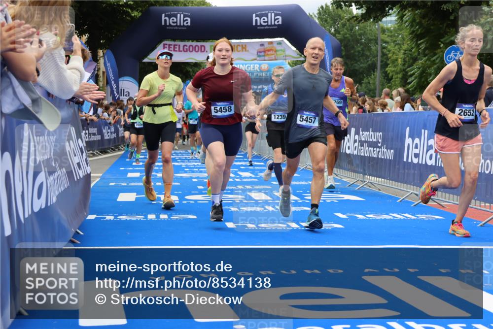 29.06.2025 - hella hamburg halbmarathon Strokosch-Dieckow http://msf.ph/oto/8534138 29.06.2025 10:57:34 Ziel 1239, 1715, 2236, 2606, 2652, 3435, 4502, 5015, 5134, 5457, 5458, 5728, 8393, 12144, 12774, 13245, 13523, 14571, 14951, 15217, 15220, 16093, 17758, 17769, 17814, 18388, 18985 meine-sportfotos.de