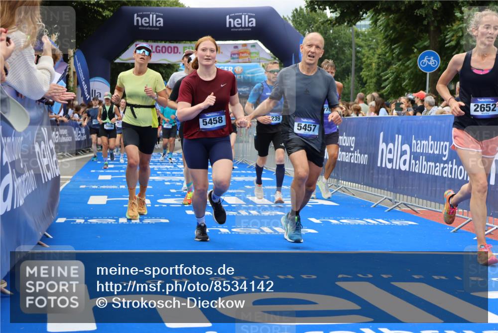 29.06.2025 - hella hamburg halbmarathon Strokosch-Dieckow http://msf.ph/oto/8534142 29.06.2025 10:57:34 Ziel 1239, 1715, 2236, 2606, 2652, 3435, 4502, 5015, 5134, 5457, 5458, 5728, 8393, 12144, 12774, 13245, 13523, 14571, 14951, 15217, 15220, 16093, 17758, 17769, 17814, 18388, 18985 meine-sportfotos.de