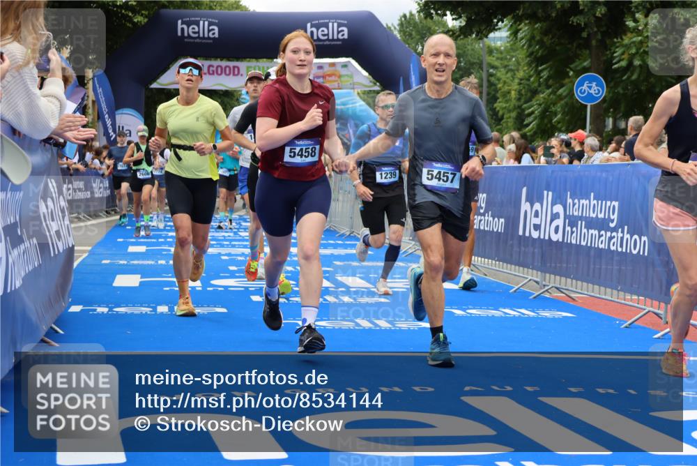 29.06.2025 - hella hamburg halbmarathon Strokosch-Dieckow http://msf.ph/oto/8534144 29.06.2025 10:57:35 Ziel 1239, 1715, 1719, 2236, 2606, 2652, 4502, 5015, 5134, 5457, 5458, 5728, 10133, 12144, 12774, 13245, 13523, 14571, 14951, 15217, 15220, 17455, 17769, 17814, 18388, 18985 meine-sportfotos.de